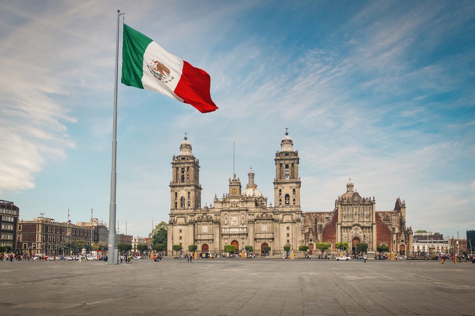 Zócalo de la CDMX con bandera